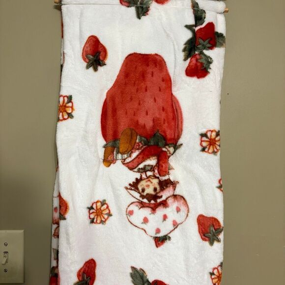 Strawberry Shortcake Plush Blanket 60 X 90 Polyester White Pink Red NWT Oversize - Picture 5 of 6